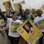 Sob chuva, grupo chega para acompanhar homenagem a Mandela. Foto: AP