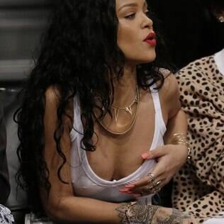Rihanna se empolga e quase mostra demais