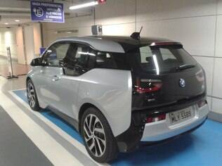 BMW i3 tem suas baterias recarregadas na única vaga exclusiva para modelos elétricos e híbridos do Shopping Morumbi, em SP