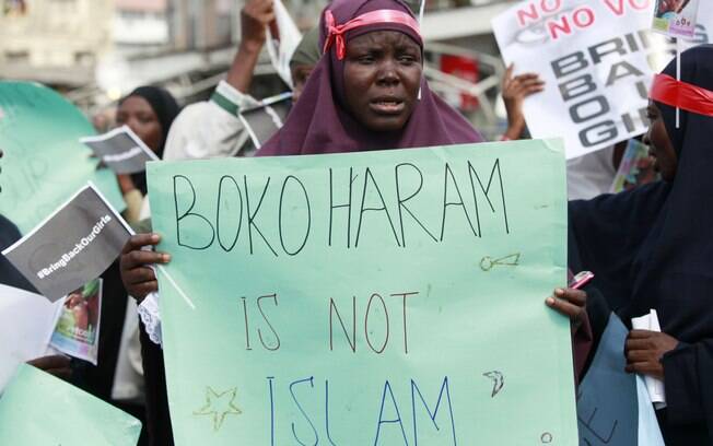 Manifestante segura cartaz contra os raptos de garotas feito pelo grupo islâmico Boko Haram (5/05). Foto: AP