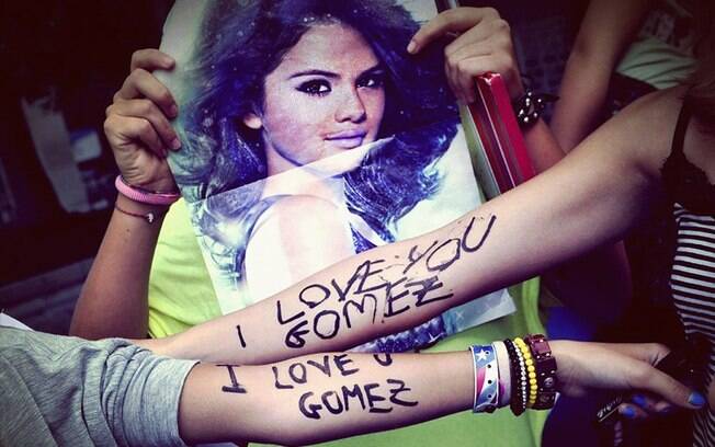 Fãs da estrela teen norte-americana Selena Gomez em Veneza