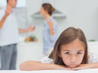 Dificuldades no trabalho ou no relacionamento do casal devem ser discutidas longe das crianças
