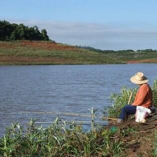 Pescador no Rio Jaguari, que faz parte do Sistema Cantareira