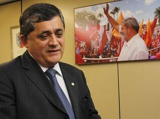 Líder do governo na Câmara, José Guimarães quer recomposição com PMDB