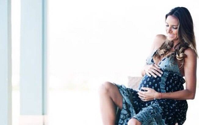 Flávia Sampaio exibindo a barriga de grávida em foto divulgada no Instagram