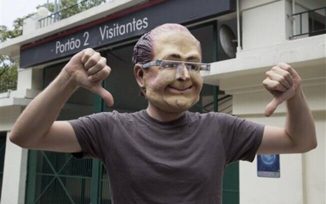 Em protesto contra a falta de água, governador Geraldo Alckmin é ironizado por manifestantes (26/01/2015). Foto: AP Photo
