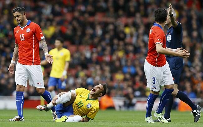 Neymar sofre falta de Miko Albornóz durante amistoso. Foto: AP Photo/Kirsty Wigglesworth