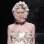 Aplicação de flores de tecido coloridas e saia corte mullet, em que a parte de trás é mais longa, deixam o vestido mais jovial. De Victorio y Luchinno. Foto: Divulgação/Barcelona Bridal Week