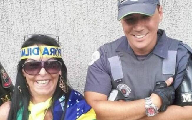 Vários manifestantes voltaram a fazer 'selfies' com policiais no protesto deste domingo