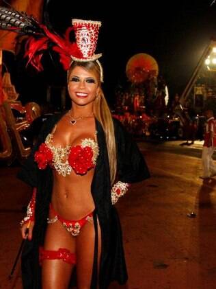 Ex-BBB Cacau no desfile da Dragões da Real na madrugada deste sábado (09)