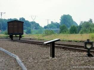 Vagão que transportou vítimas do nazismo exposto no campo de Birkenau, na Polônia