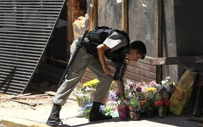 PM deposita flores em homenagem aos mais de 230 mortos na calçada da boate Kiss, no centro