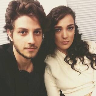 Chay Suede e Adriana Birolli nos bastidores