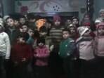 O apelo de crianças órfãs em meio ao fogo cruzado em Alepo