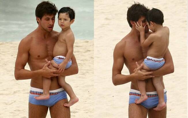 O ex-bbb Emanuel chamou a atenção de quem se divertia na praia de Copacabana ao aparecer com o filho Lucas, vestido com o mesmo modelo de sunga