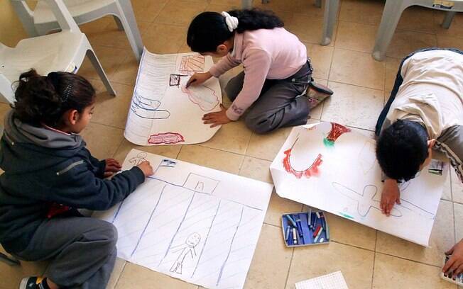 Participantes do projeto desenham no centro infantil Spafford, em Jerusalém Oriental