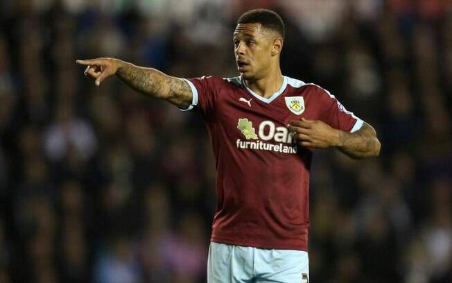 Andre Gray recebeu punição por tuítes homofóbicos feitos em 2012 Andre Gray recebeu punição por tuítes homofóbicos feitos em 2012