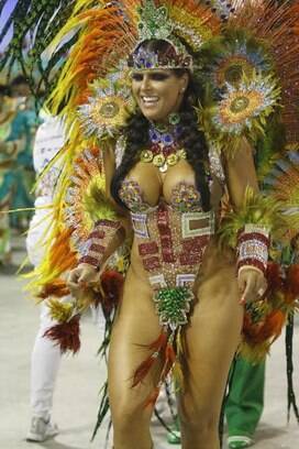 A rainha de bateria da Santa Cruz, Jaqueline Maia. Foto: AgNews