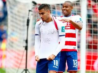 Andreas Pereira levou amarelo por levantar a camisa