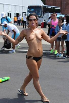 Musas do Naked News agora promoveram uma 
