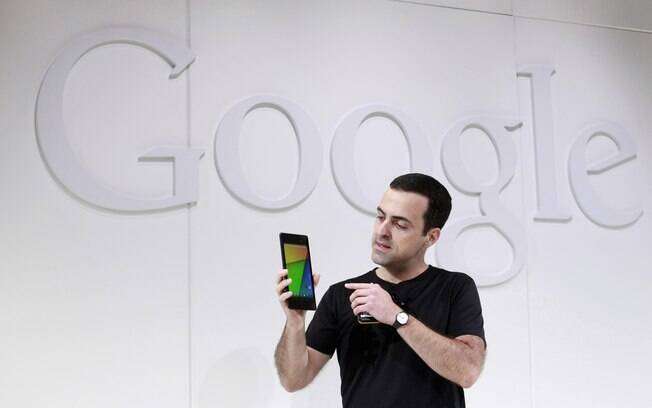 O brasileiro Hugo Barra, vice-presidente da divisão Android no Google, apresenta a nova versão do Nexus 7