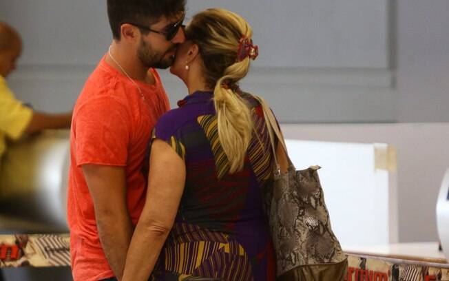 Susana Vieira troca beijos com o noivo, Sandro Pedroso, em aeroporto