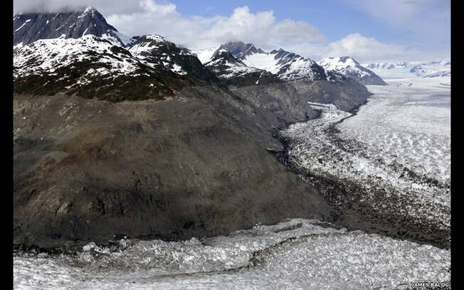 Em meados dos anos 80, a geleira Columbia, nos Estados Unidos, preencheu este vale até a borda vegetação escura. Desde então, a geleira perdeu 400 metros em espessura. Foto: James Balog