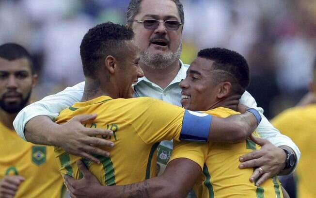 Neymar, Micale e Gabriel Jesus comemoram a classificação à final das Olimpíadas