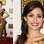 A cascata de tecido lateral do vestido de Emmy Rossum a faz parecer ter três pernas ou estar levitando no ar. Detalhes que podem estragar o look... . Foto: Getty Images