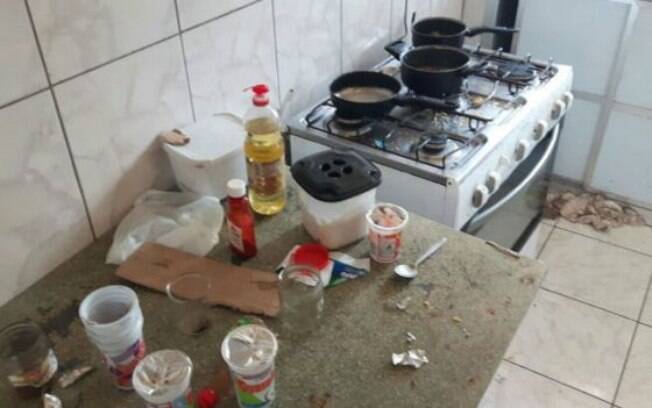 Não havia espaço para refeições e restos se acumulavam pela cozinha