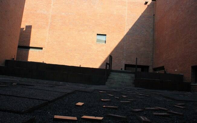 Área externa do Hector Pieterson Museum. Os tijolos espalhados pelo chão simbolizam os cem estudantes mortes durante o Levante de Soweto Área externa do Hector Pieterson Museum. Os tijolos espalhados pelo chão simbolizam os cem estudantes mortes durante o Levante de Soweto