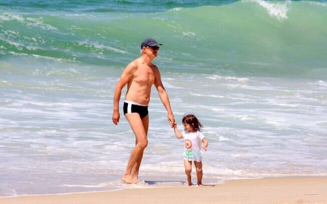 Marcos Caruso se diverte com a neta na praia do Leblon 
