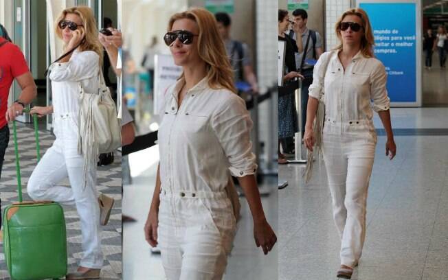 Carolina Dieckmann viaja confortável e cheia de estilo com macacão branco