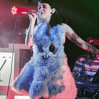 No palco, Melanie se apresenta como Cry Baby, sua alter-ego