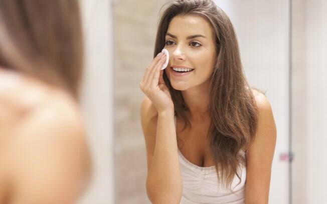 Não há necessidade de litros de água para limpar a pele do rosto. Os produtos podem ser aplicados com algodão ou lenço umedecido e retirados com pouca água ao final
