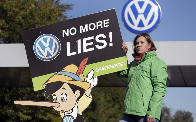 Ativista do Greenpeace segura cartaz com o personagem Pin&oacute;quio e dizeres 