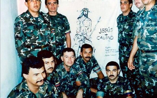 Em foto sem data, Chávez posa com seus companheiros do fracassado golpe de 1992 enquanto estavam presos na cadeia Yare II, perto de Caracas