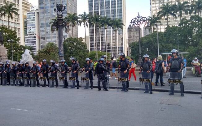 Policiais militares acompanham de perto concentração de manifestantes em São Paulo