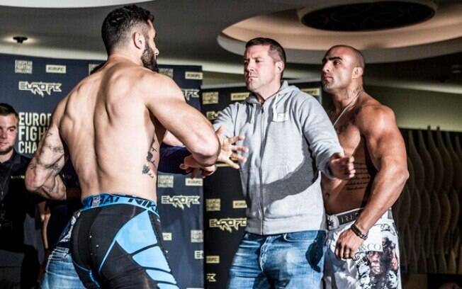 Yosef Ali Mohammad acertou um chute em Fernando 'Santo Forte' Rodrigues Jr durante a pesagem Yosef Ali Mohammad acertou um chute em Fernando 'Santo Forte' Rodrigues Jr durante a pesagem