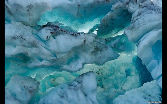 Nos últimos sete anos, o fotógrafo ambientalista James Balog vem, por meio de seu projeto Extreme Ice Survey (EIS), documentando os sinais visíveis do derretimento de geleiras. Foto: James Balog