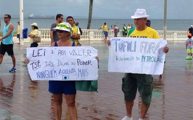 Na Bahia, manifestantes seguram cartazes contra Dilma Rousseff e o ministro Dias Toffoli, do STF. Foto: iG Bahia
