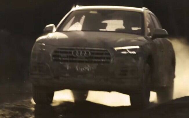 Audi Q5 aparece com a carroceria coberta de lama antes da estreia, no Salão de Paris Audi Q5 aparece com a carroceria coberta de lama antes da estreia, no Salão de Paris