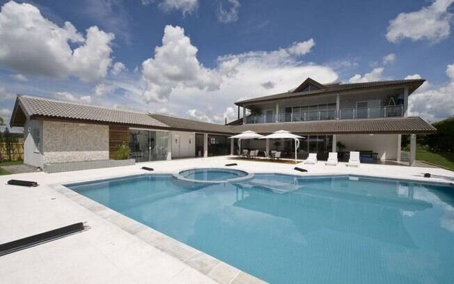A hidromassagem complementa a piscina neste projeto da arquiteta Cris Schiavoni