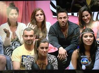 BBBs se reúnem na sala na estreia do programa