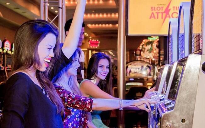 Jovens em cassino na cidade argentina de Puerto Iguazu, vizinha à brasileira Foz do Iguaçu