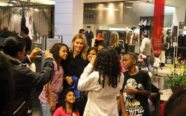 Carolina Dieckmann posa com grupo da Rocinha em shopping center carioca