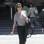 Deborah Secco desembarcou em Los Angeles com blusa transpassada, levemente brilhante, calça preta e sapatos confortáveis. Ponto para ela!. Foto: AgNews