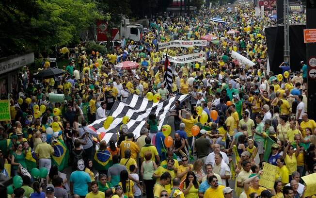 Manifestantes empunham bandeira do Estado de São Paulo em ato na Av. Paulista, neste domingo