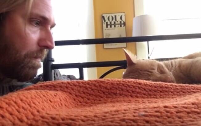 Tutor acorda gato miando em seu ouvido