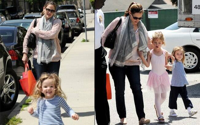 Jennifer Garner passeando com as filhas Violet e Seraphina, em Santa Monica, Califórnia 